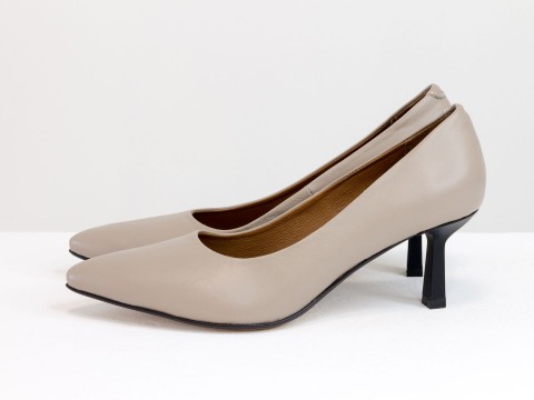 Дизайнерські туфлі човники на підборах з натуральної італійської шкіри бежевого кольору, Т-2116-03