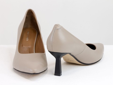 Дизайнерські туфлі-човники на підборах "рюмочка" з натуральної італійської шкіри бежевого кольору, Т-2116-03