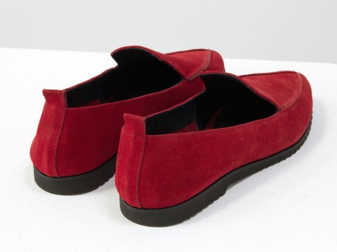 Замшевые туфли на низком ходу ярко красного цвета