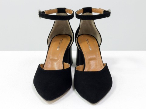 Жіночі класичні туфлі з ремінцем із натуральної замші чорного кольору.