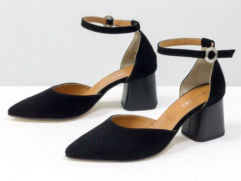 Жіночі класичні туфлі з ремінцем із натуральної замші чорного кольору.