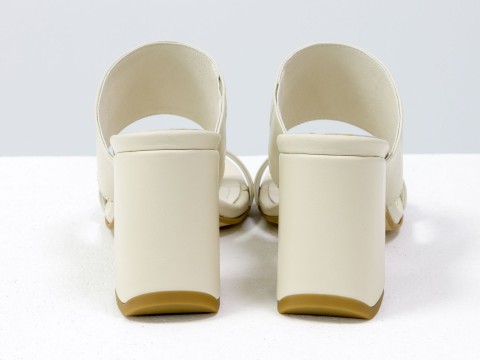Классические босоножки из кожи молочного  цвета на расклешенном каблуке