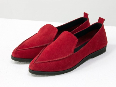 Замшевые туфли на низком ходу ярко красного цвета