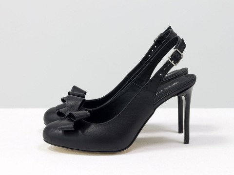 Дизайнерські туфлі на шпильці з відкритою п'ятою із натуральної шкіри чорного кольору прикрашені спереду бантиком.