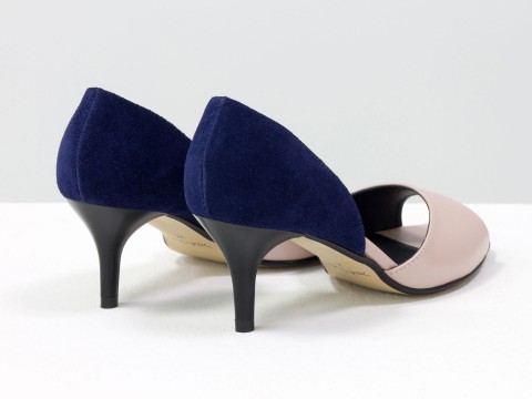 Літні туфлі з відкритим носиком на невисокій шпильці шкіри пудрового кольору та замші синього кольору
