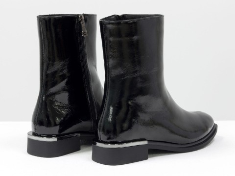 Классические женские ботинки из натуральной лаковой кожи черного цвета на маленьком каблуке