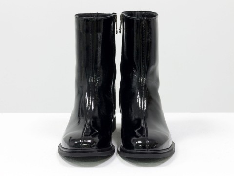 Классические женские ботинки из натуральной лаковой кожи черного цвета на маленьком каблуке