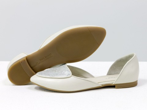 Туфлі човники на низькому ходу з натуральної шкіри молочного кольору.
