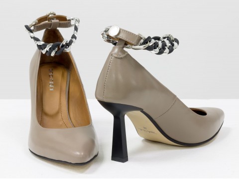 Дизайнерские туфли-лодочки каблуке "рюмочка" из натуральной кожи темно-бежевого цветас цепочкой,  Т-2115-02