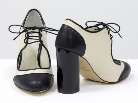 Туфли на высоком каблуке из натуральной кожи молочного и черного цвета