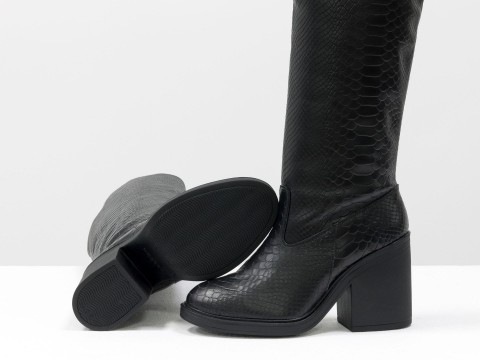 Осінні чоботи чорного кольору з натуральної шкіри пітон на стійких підборах