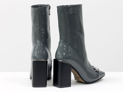 Женские  ботинки из натуральной серой лаковой кожи на квадратном матовом каблуке с фурнитурой впереди, Б-2080-03