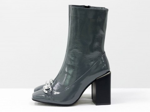 Женские классические ботинки серого цвета из натуральной лаковой кожи с фурнитурой, Б-2080-03