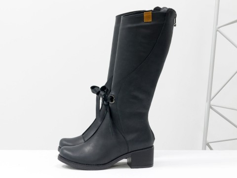 Чорні чоботи для жінок з матової натуральної шкіри на маленькому підборі, М-17500-10