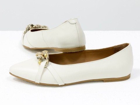 Летние  туфли из итальянской кожи молочного цвета на низком ходу с золотой цепочкой впереди , Т-2109-01