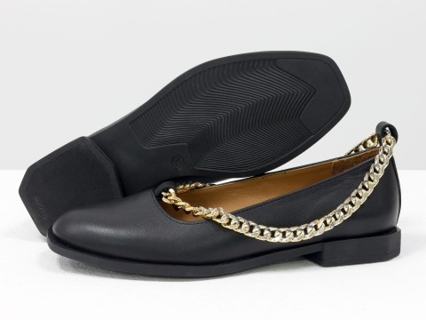 Туфли из итальянской кожи черного цвета на низком ходу с золотой цепочкой, Т-2111-01