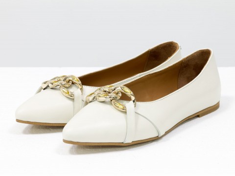 Літні туфлі з італійської шкіри молочного кольору на низькому ходу із золотим ланцюжком попереду , Т-2109-01