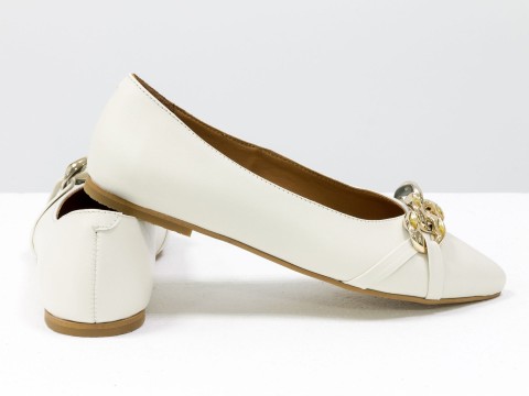 Літні туфлі з італійської шкіри молочного кольору на низькому ходу із золотим ланцюжком попереду , Т-2109-01