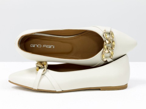 Жіночі туфлі на низькому ходу з натуральної молочної шкіри із золотою фурнітурою, Т-2109-01