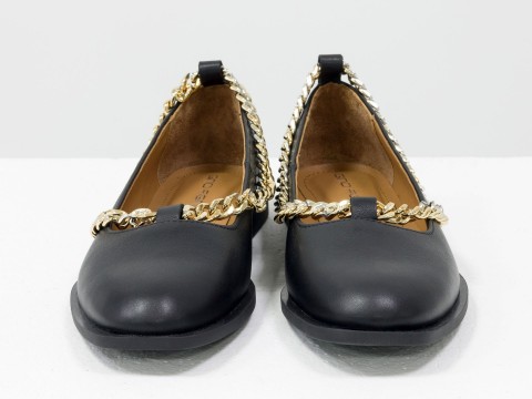 Туфлі з італійської шкіри чорного кольору на низькому ходу із золотим ланцюжком, Т-2111-01