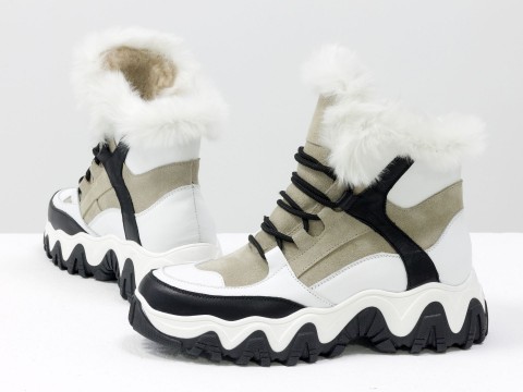 Зимние спортивные ботинки с ярко-белым эко-мехом из бежевой замши и вставками белой и черной кожи, Б-20106-03