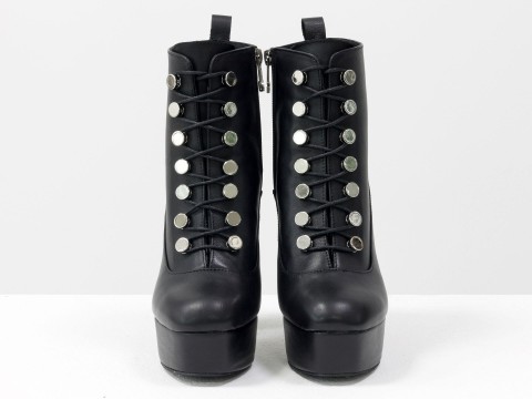 Класичні жіночі черевики чорного кольору з натуральної шкіри з яскравим шнурівкою на високих обтяжних підборах
