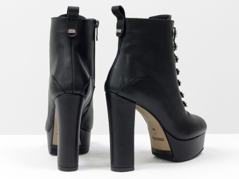 Класичні жіночі черевики чорного кольору з натуральної шкіри з яскравим шнурівкою на високих обтяжних підборах