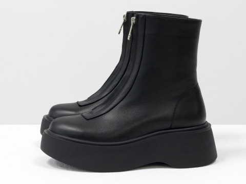 Високі черевики з чорної шкіри на високій підошві з блискавкою попереду, Б-2103-01