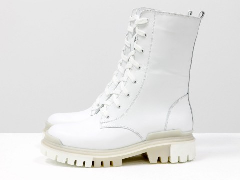Білі черевики-берці з натуральної шкіри на високій шнурівці, на тракторній підошві білого кольору, Б-16077/1-12