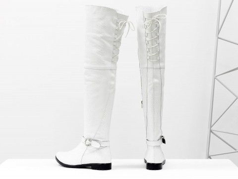 Білі високі чоботи ботфорти з натуральної шкіри пітон на низькому ходу