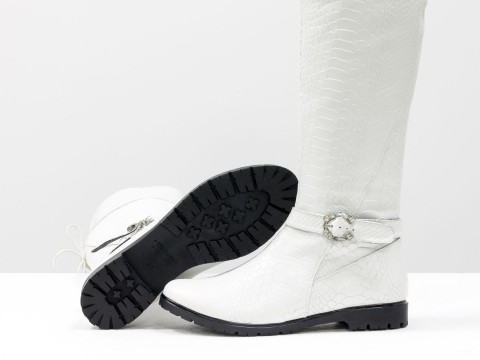 Білі високі чоботи ботфорти з натуральної шкіри пітон на низькому ходу
