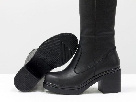 Осінні чоботи чорного кольору з натуральної гладкої шкіри на підборах