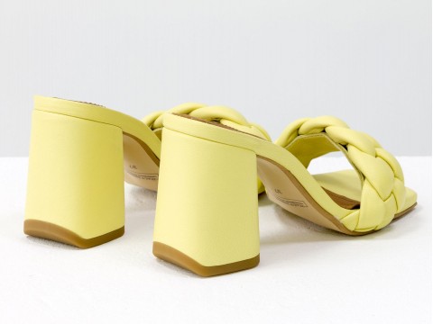 Дизайнерські босоніжки "кіска" на розкльошеному підборі з натуральної італійської шкіри жовтого кольору