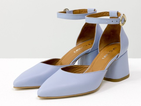 Жіночі класичні туфлі з ремінцем із натуральної шкіри небесно-блакитного кольору.