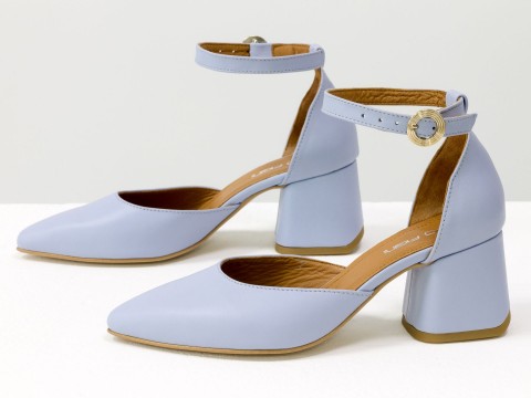Жіночі класичні туфлі з ремінцем із натуральної шкіри небесно-блакитного кольору.