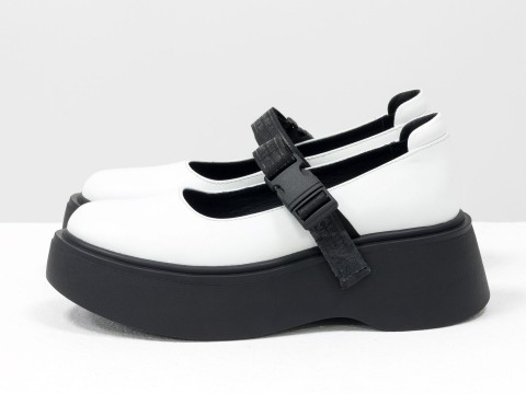 Жіночі білі туфлі з натуральної білої шкіри на потовщеній чорній підошві, Т-2117-01.