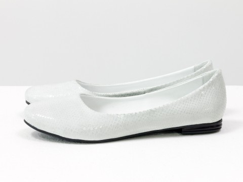 Літні балетки білого кольору з блиском з натуральної шкіри на тонкій підошві, Т-2110-02