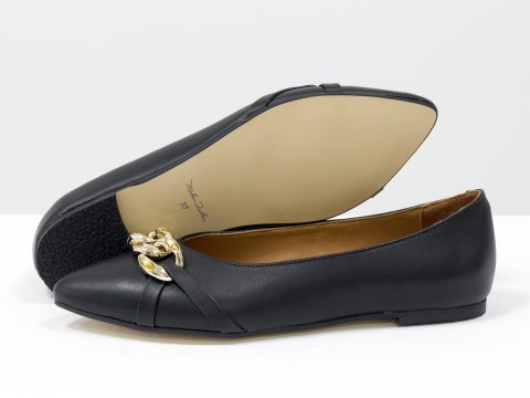 Літні туфлі з італійської шкіри чорного кольору на низькому ходу із золотим ланцюжком попереду , Т-2109-02