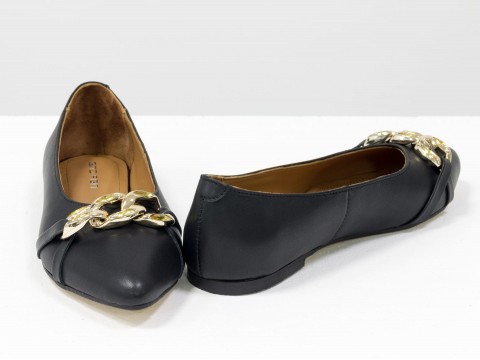 Літні туфлі з італійської шкіри чорного кольору на низькому ходу із золотим ланцюжком попереду , Т-2109-02