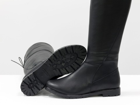 Високі чоботи ботфорти із натуральної чорної шкіри на низькому ходу