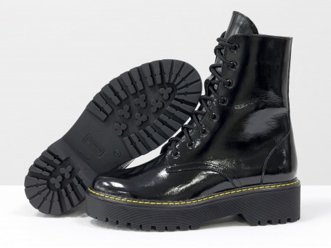 Женские ботинки из натуральной лаковой кожи черного цвета на шнуровке, Б-2069-06