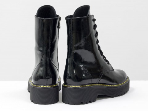 Жіночі черевики з натуральної лакової шкіри чорного кольору на шнурівці, Б-2069-06