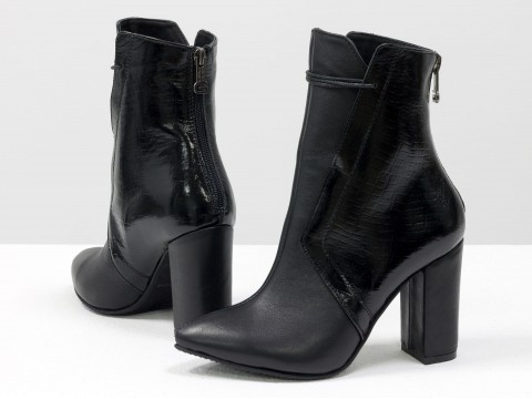 Класичні жіночі черевики на шнурівці з натуральної чорної шкіри з текстурою пітон