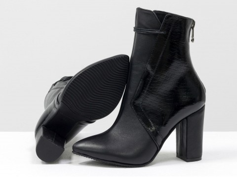 Класичні жіночі черевики на шнурівці з натуральної чорної шкіри з текстурою пітон