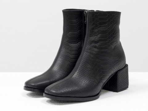 Жіночі черевики із натуральної чорної шкіри "пітон" на квадратному підборі, Б-2061-07
