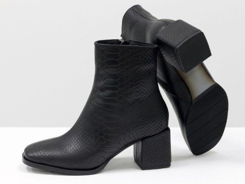 Жіночі черевики із натуральної чорної шкіри "пітон" на квадратному підборі, Б-2061-07