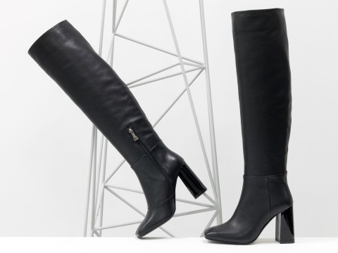 Ексклюзивні високі чоботи чорного кольору з натуральної шкіри на стійкому  глянцевому підборі, М-20108-01