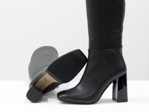 Ексклюзивні високі чоботи чорного кольору з натуральної шкіри на стійкому  глянцевому підборі, М-20108-01