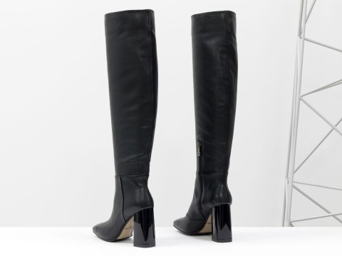Ексклюзивні високі чоботи чорного кольору з натуральної шкіри на стійких глянцевому підборы, М-20108-01