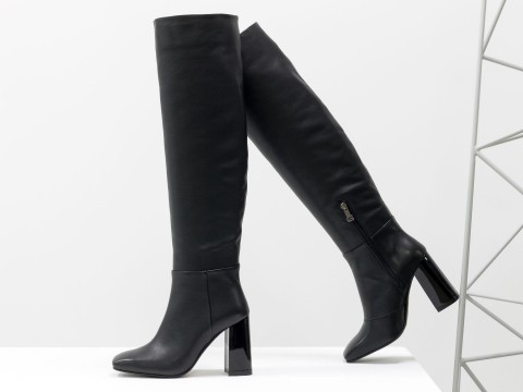 Ексклюзивні високі чоботи чорного кольору з натуральної шкіри на стійких глянцевому підборы, М-20108-01